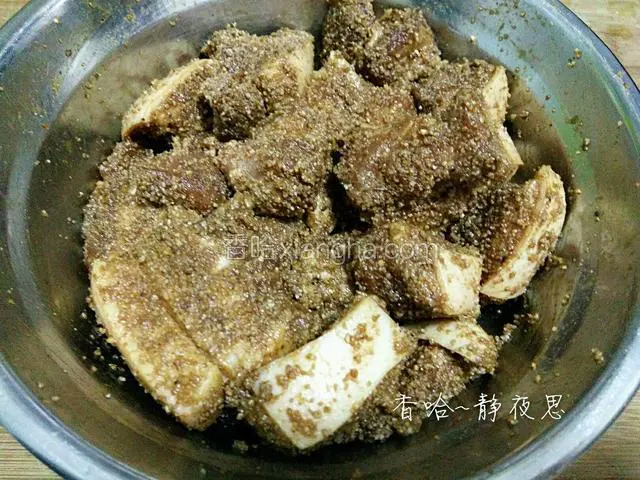加入少量清水少量老抽，用手抓捏均匀（老抽可放可不放，随个人喜好，我买的蒸肉粉是调好了味道的，所以不需要再放盐）