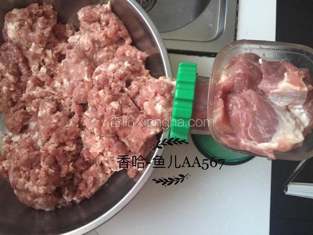 肉块用绞肉机绞碎。