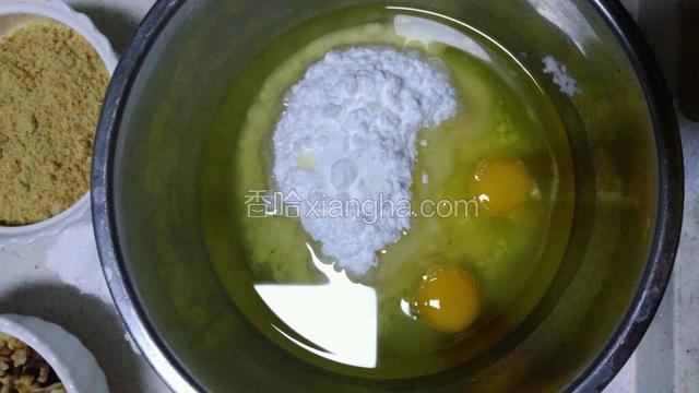 糖粉，油，盐一起混合均匀，再加入打散的鸡蛋搅拌均匀，(别看我的，想省力办了错事)一定要按照次序。