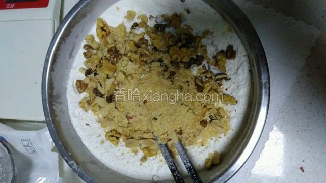 加入低粉，小苏打，核桃碎