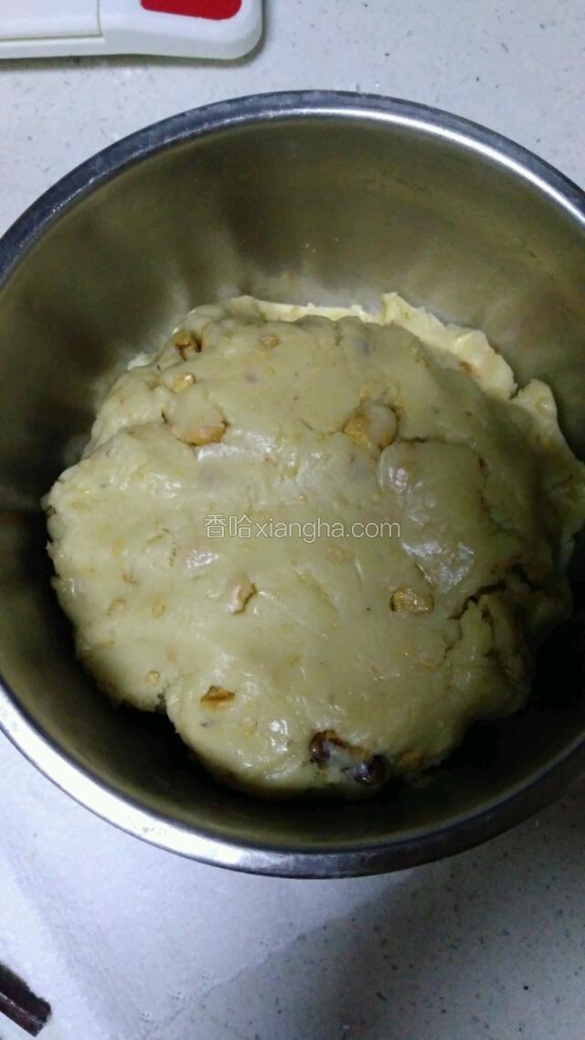 拌匀，用手按压成团，成团就可以了，千万别自作聪明揉搓，会生出面筋，影响口感。