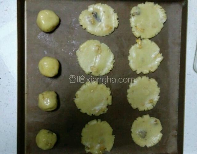 分成20克一份团起，按压呈边缘开裂的圆饼，要薄一些，因为添加了小苏打，加热的时候还要膨胀