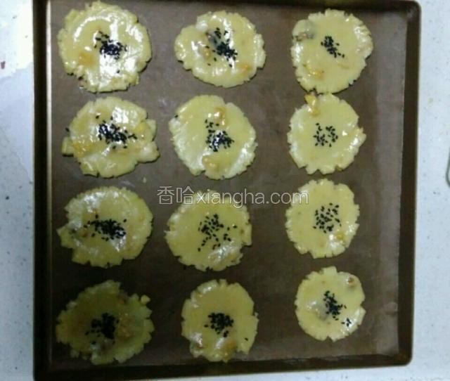 表面刷全蛋液，撒黑芝麻。烤箱180度预热，中层，二十分钟左右即可。