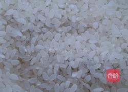 皮蛋葱香粥的做法图解1