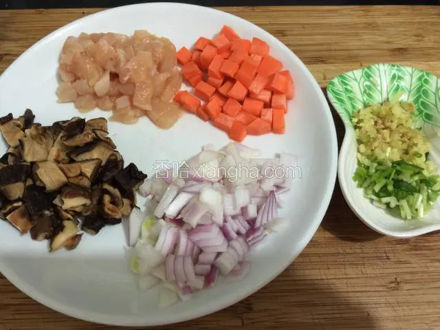 把香菇，鸡肉，胡萝卜，洋葱切丁，葱姜切沫。（干香菇提前泡发好）