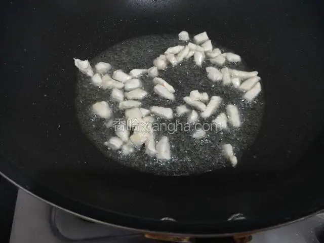 放入鸡肉翻炒。