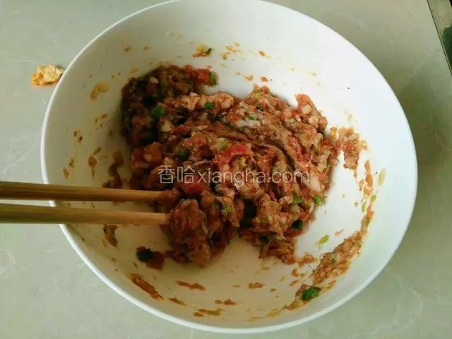 用筷子画圈打匀，