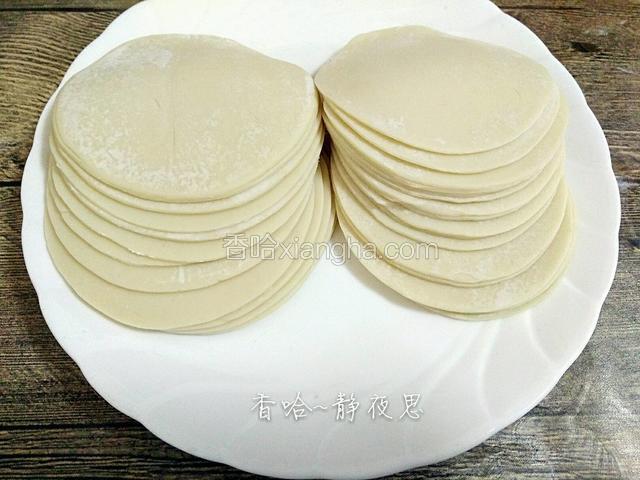 准备饺子皮（今天是买的饺子皮）