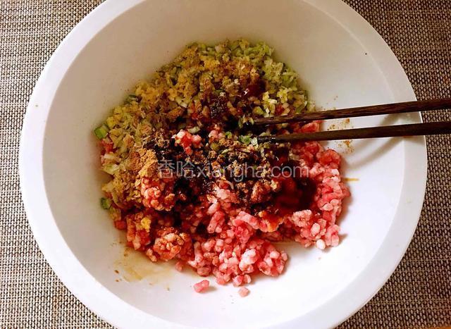 开始调馅：把鲜肉馅倒进盆里，放葱姜沫，放生抽老抽耗油料酒十三香盐味精芝麻油，用筷子往一个方向不停的搅拌，直到肉馅上劲