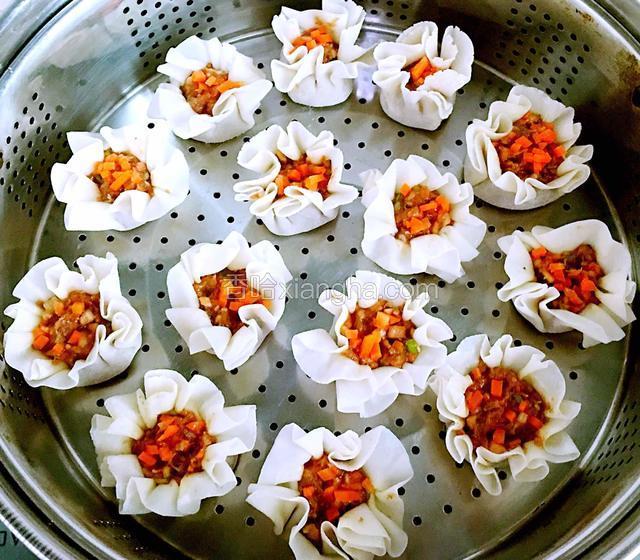 上锅蒸：蒸之前在蒸屉上摸少许食用油以防沾锅，开锅后再蒸8～10分钟就可以了，好了烧麦做好了，尝尝吧保证好吃呦！
