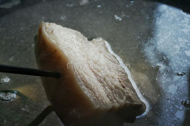 用筷子能插穿肉，不出血水就可以了。肉取出晾凉，汤滤掉杂质备用。