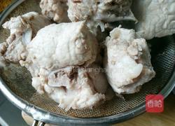 白萝卜枸杞红枣猪骨汤的做法图解1