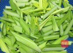 芹菜炒肉片的做法图解1