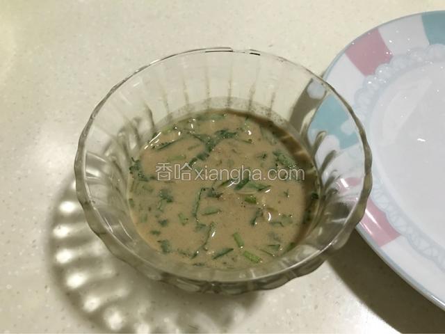 芝麻酱加一勺油，再加点凉开水，盐，生抽，糖，鸡精，一起搅拌均匀最后放入蒜末和香菜。