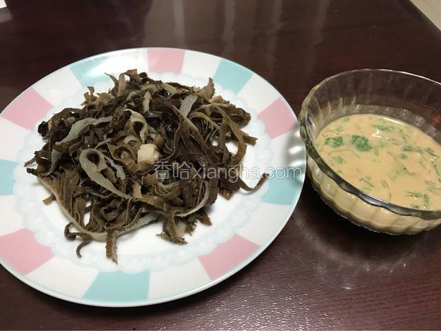 配着芝麻酱！