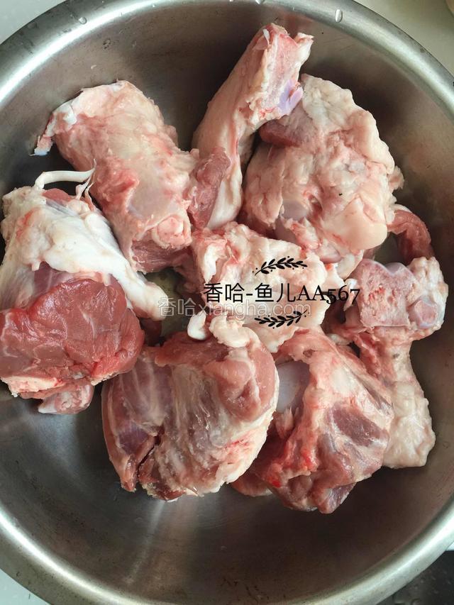 大骨在买的店家那里斩断，洗净。