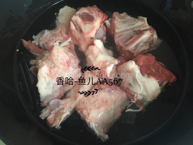 凉水下锅焯去血沫。