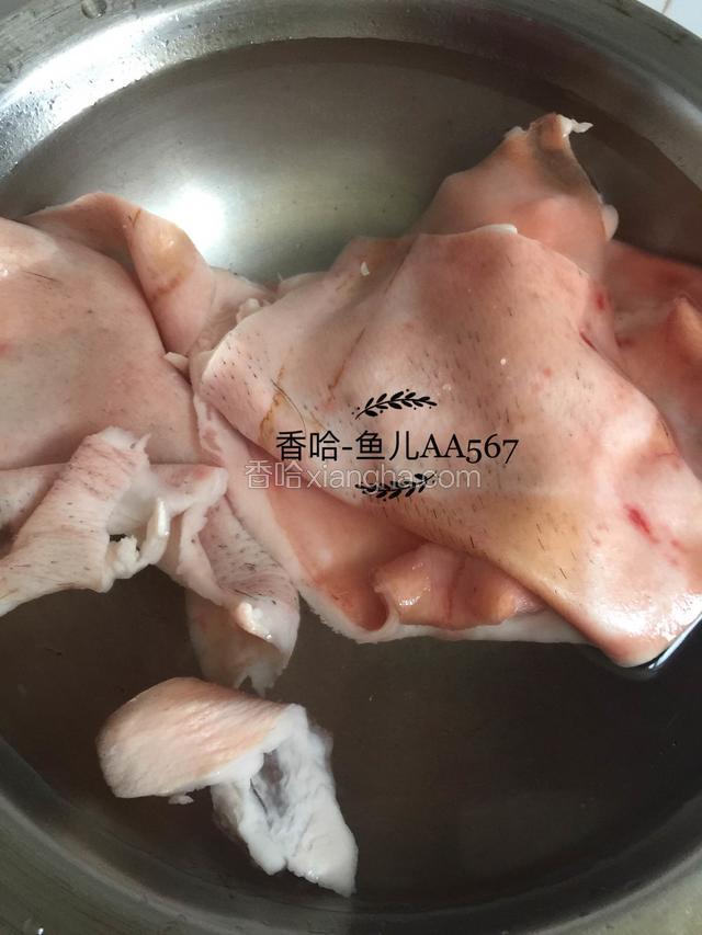 肉皮凉水下锅，焯去血沫。