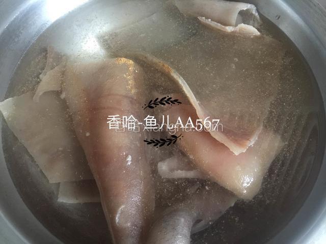 再次凉水下锅，加入花椒粉和料酒去除腥味。