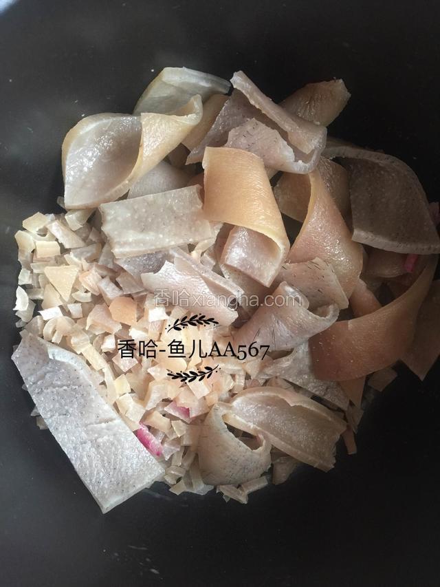 有毛的肉皮切大块，无毛的肉皮切碎丁。
