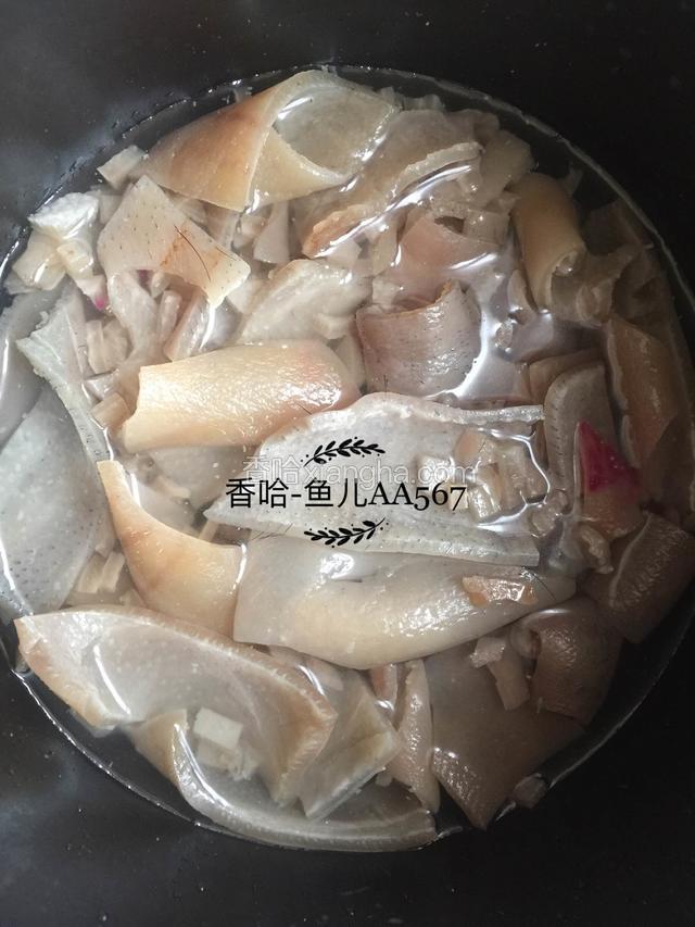 处理好的肉皮加水550克，放入电压力锅中，放适量盐调味，压30分钟。