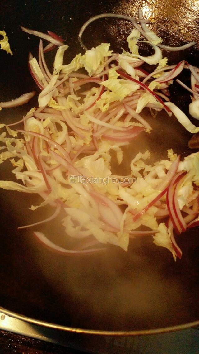 烧锅加油，大火炒蔬菜。