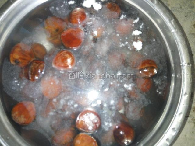 取适量清水，加少许面粉 反复揉搓板栗洗净