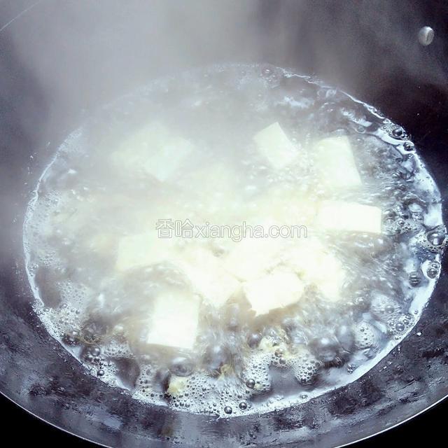 锅中多倒一些油，大火烧至七成热，放入裹上蛋液的嫩豆腐块