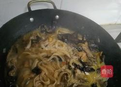 东北菜小鸡炖蘑菇粉条的做法图解7
