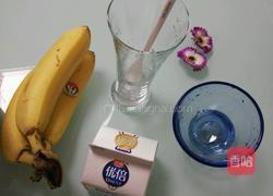 香蕉牛奶饮的做法图解1
