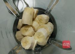 香蕉牛奶饮的做法图解2
