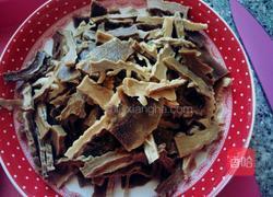 干竹笋炒蒜苗的做法图解3