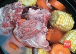 玉米排骨汤的做法图解3