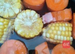 玉米排骨汤的做法图解1