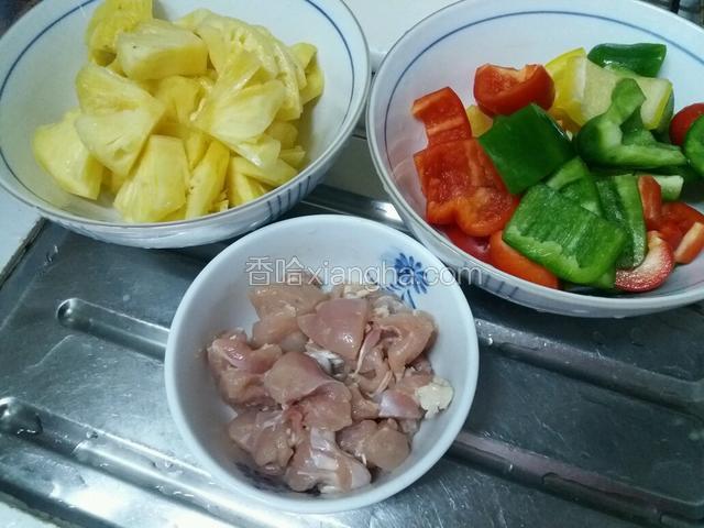 菠蘿，彩椒和雞肉切粒，(雞脾肉去骨去皮，用白酒，胡椒粉和雞粉醃上20分鐘以上)