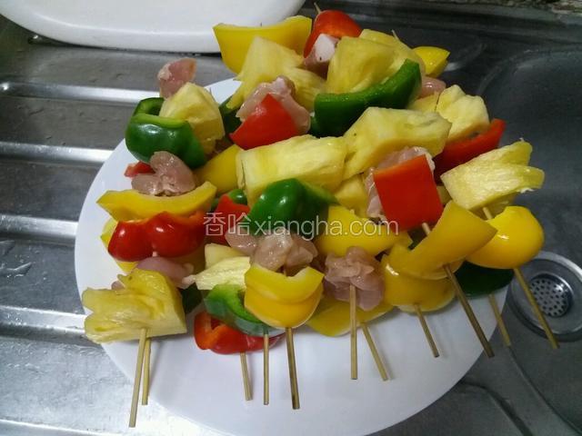 用竹籤把所有食材串起，(串法按個人喜好串)
