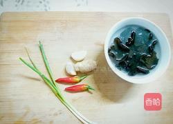 酸辣黑木耳的做法图解1