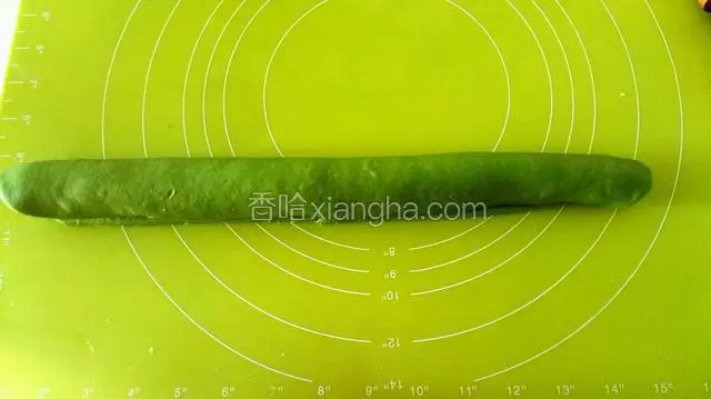 卷起来，切掉多出来的绿边。轻轻地把面条捏一下，使绿色和白色紧密的联系在一起。