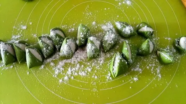 切成大小均匀的小面团，撒上面粉，使小面团不互相粘连。