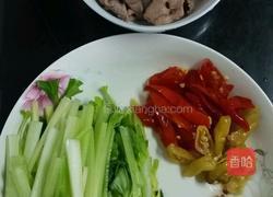 芹菜泡椒猪肝的做法图解1