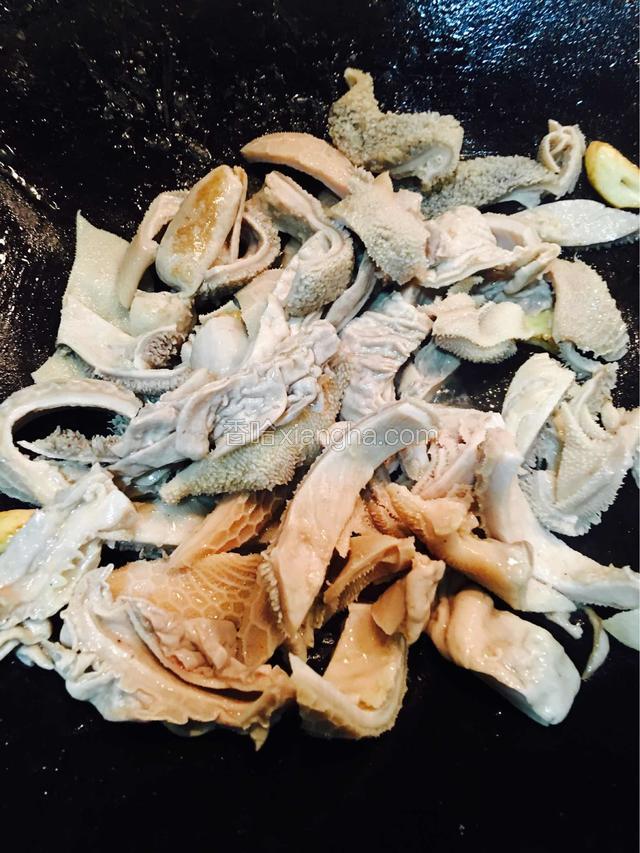 放入羊肚翻炒均匀后，加入生抽和料酒。