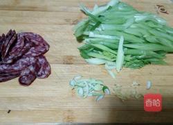 腊肠炒芹菜的做法图解1