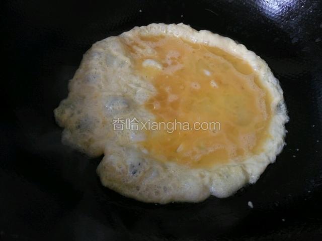 锅烧热放油，倒入蛋液