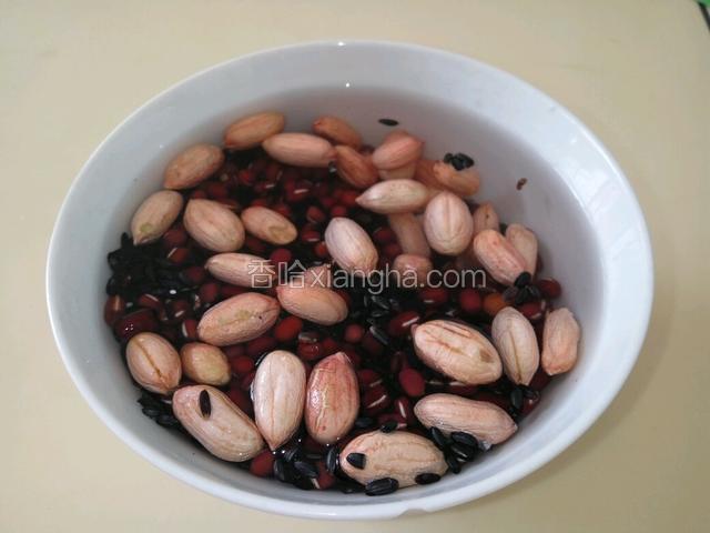 把红豆 黑米 花生淘洗一遍，加适量清水浸泡十个小时左右。红枣洗净备用