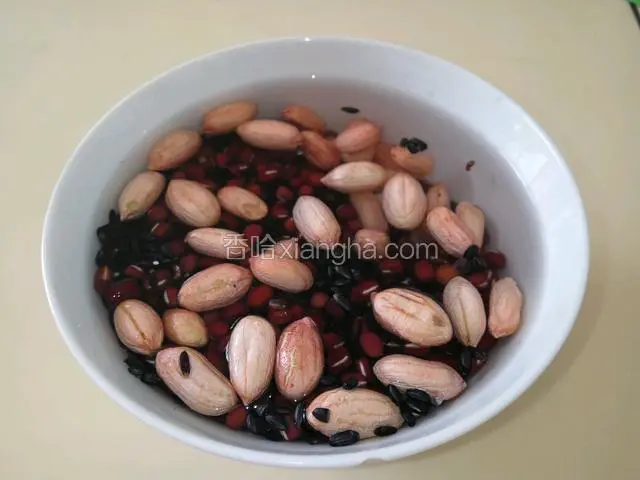把红豆 黑米 花生淘洗一遍，加适量清水浸泡十个小时左右。红枣洗净备用