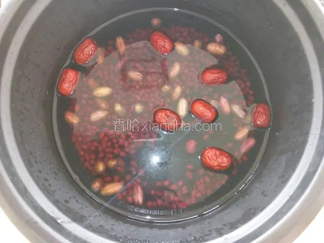 把所有食材放入电饭煲内胆中，加入适量清水（水的量可跟据个人喜好添加。我加了三碗水，煮出来很黏稠）