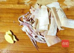 西芹炒鱿鱼的做法图解1