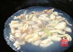 西芹炒鱿鱼的做法图解2