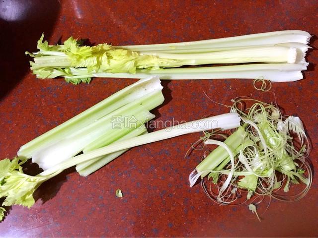 西芹掰开撕去老筋洗净