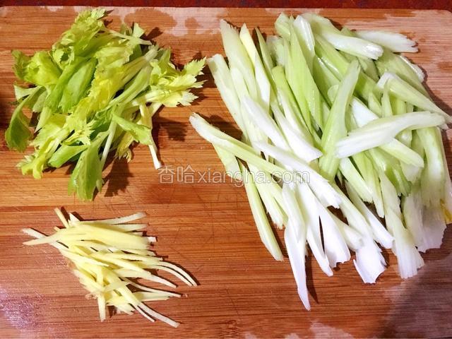 切成菱形块、嫩叶切成段，剩余姜切成丝备用